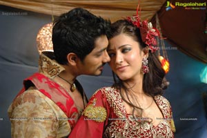 Anaganaga O Dheerudu Shruti Haasan Siddharth Romantic Photos