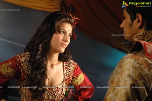 Anaganaga O Dheerudu Shruti Haasan Siddharth Romantic Photos