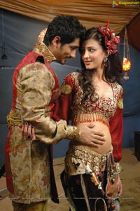 Anaganaga O Dheerudu Shruti Haasan Siddharth Romantic Photos