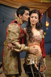 Anaganaga O Dheerudu Shruti Haasan Siddharth Romantic Photos