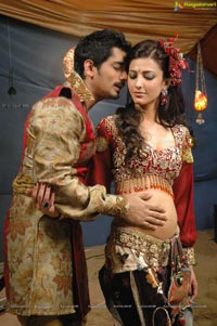 Anaganaga O Dheerudu Shruti Haasan Siddharth Romantic Photos