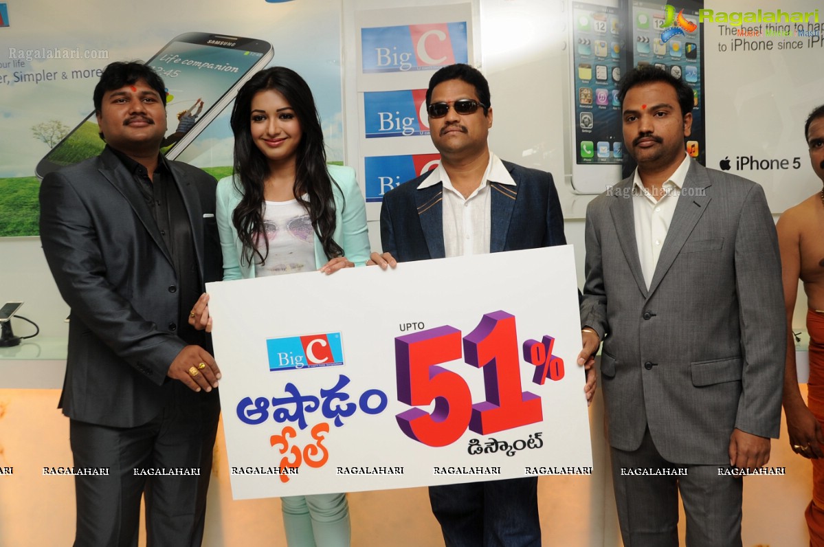 Catherine Tresa inaugurates Big C at KPHB Colony, Hyderabad