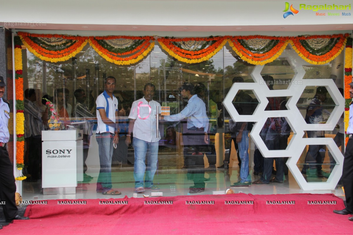 Catherine Tresa inaugurates Big C at KPHB Colony, Hyderabad