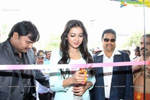 Catherine Tresa inaugurates Big C at KPHB Colony, Hyderabad