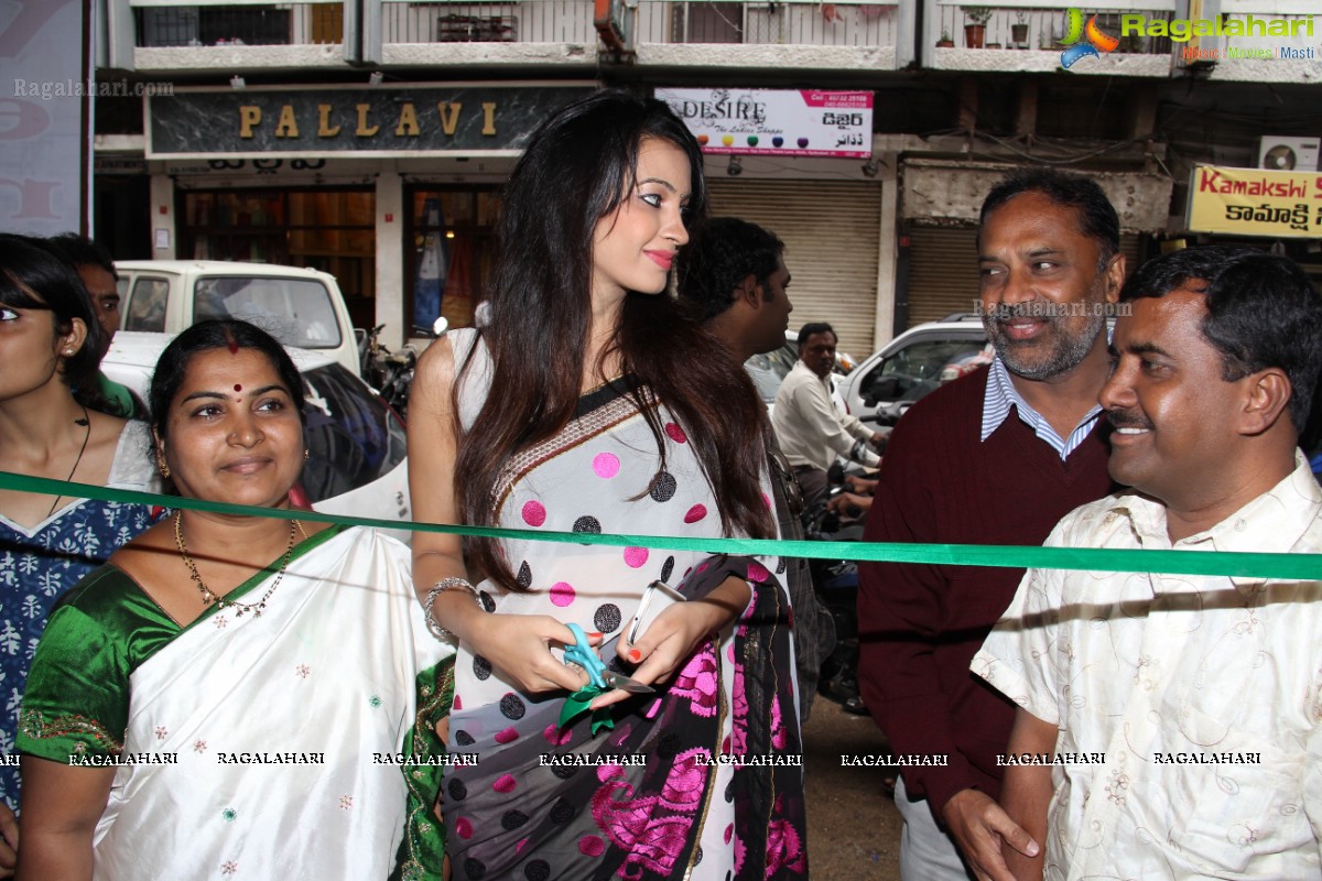 Diksha Panth inaugurates Handloom Weavers Mela at Abids, Hyderabad