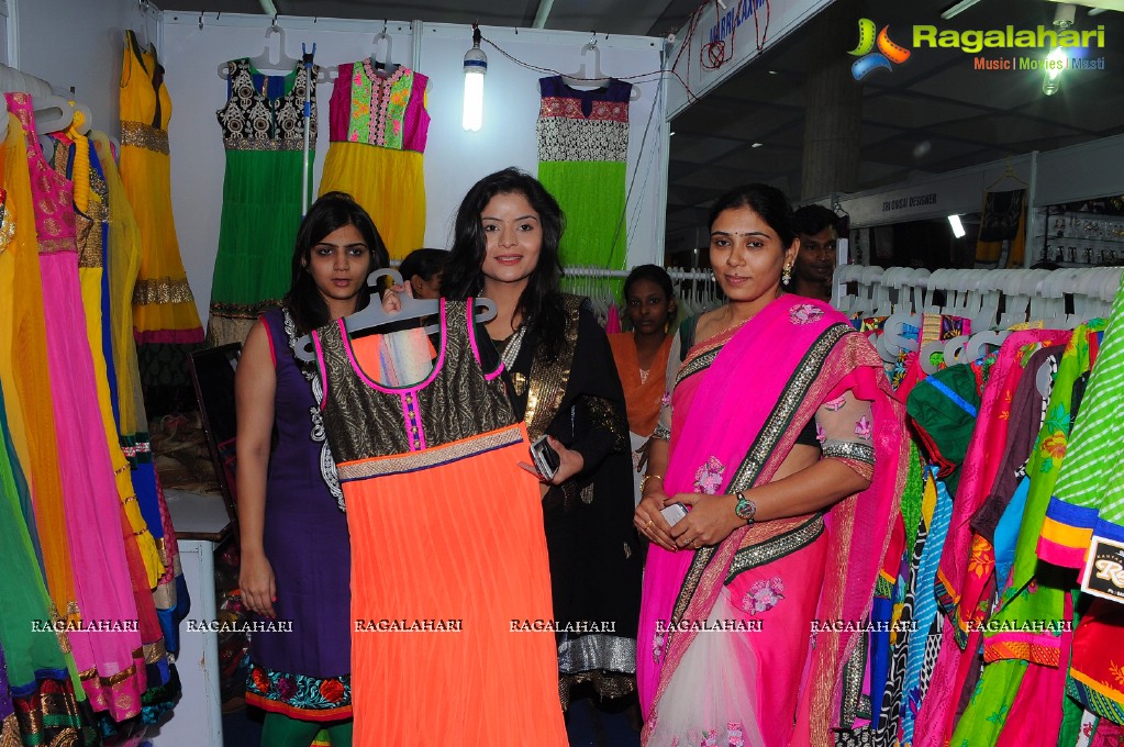 Gehana Vasisth inaugurates Parinaya Wedding Fair at Sri Satyasai Nigamagamam