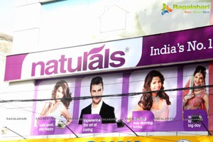 Pranitha launches Naturals at Barkatpura