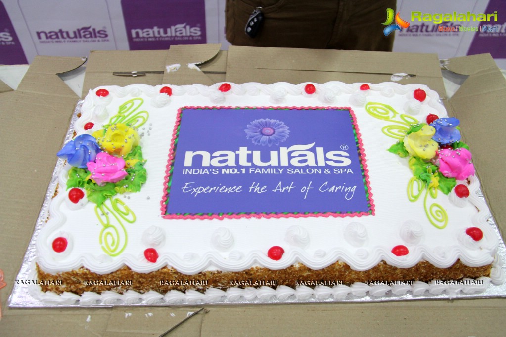 Pranitha launches Naturals at Barkatpura, Hyderabad