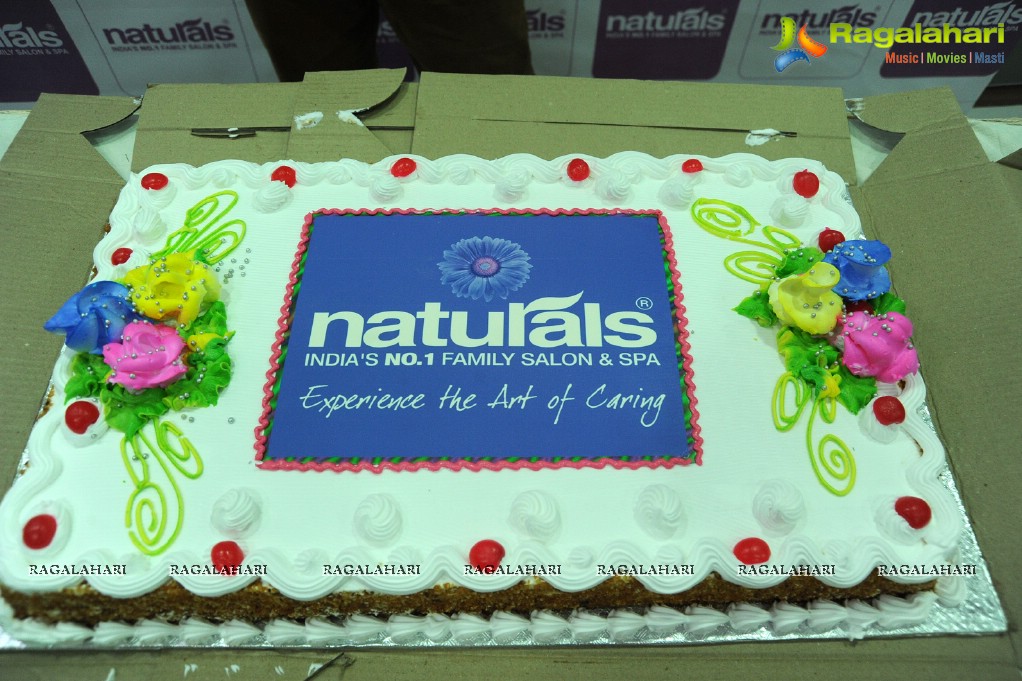 Pranitha launches Naturals at Barkatpura, Hyderabad