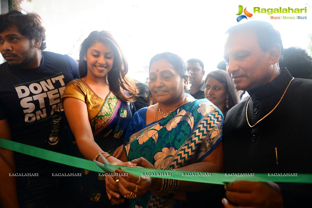 Richa Gangopadhyay inaugurates Raviteja Textiles in Piduguralla, Guntur