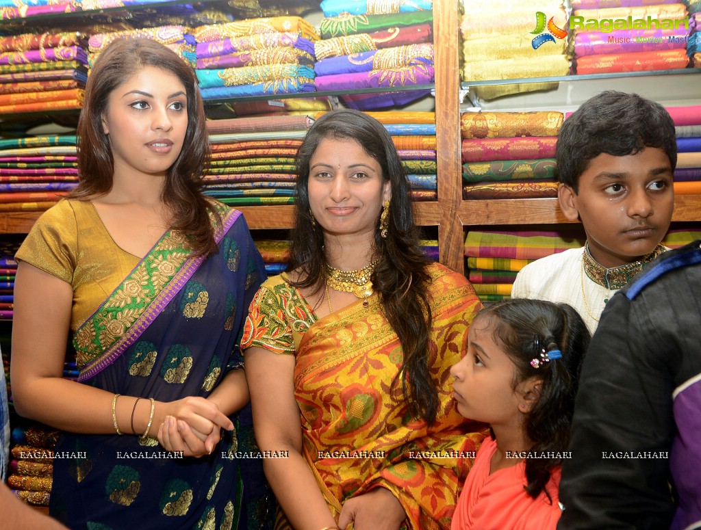 Richa Gangopadhyay inaugurates Raviteja Textiles in Piduguralla, Guntur