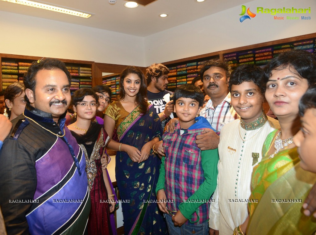 Richa Gangopadhyay inaugurates Raviteja Textiles in Piduguralla, Guntur