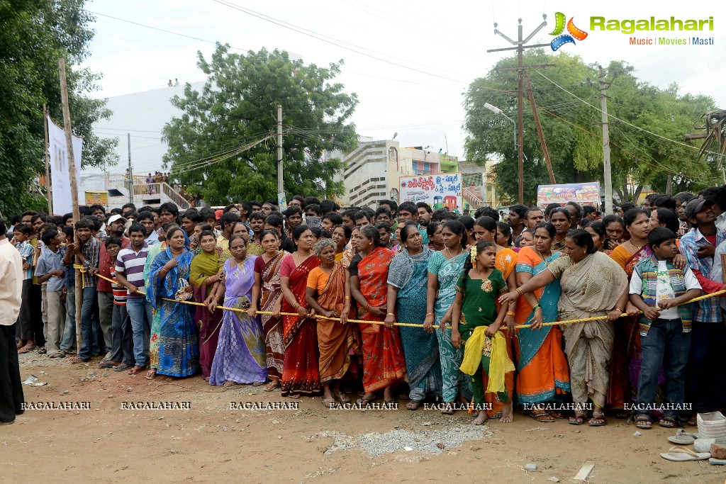 Richa Gangopadhyay inaugurates Raviteja Textiles in Piduguralla, Guntur