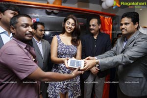 Richa Gangopadhyay launches Micromax Canvas HD 4