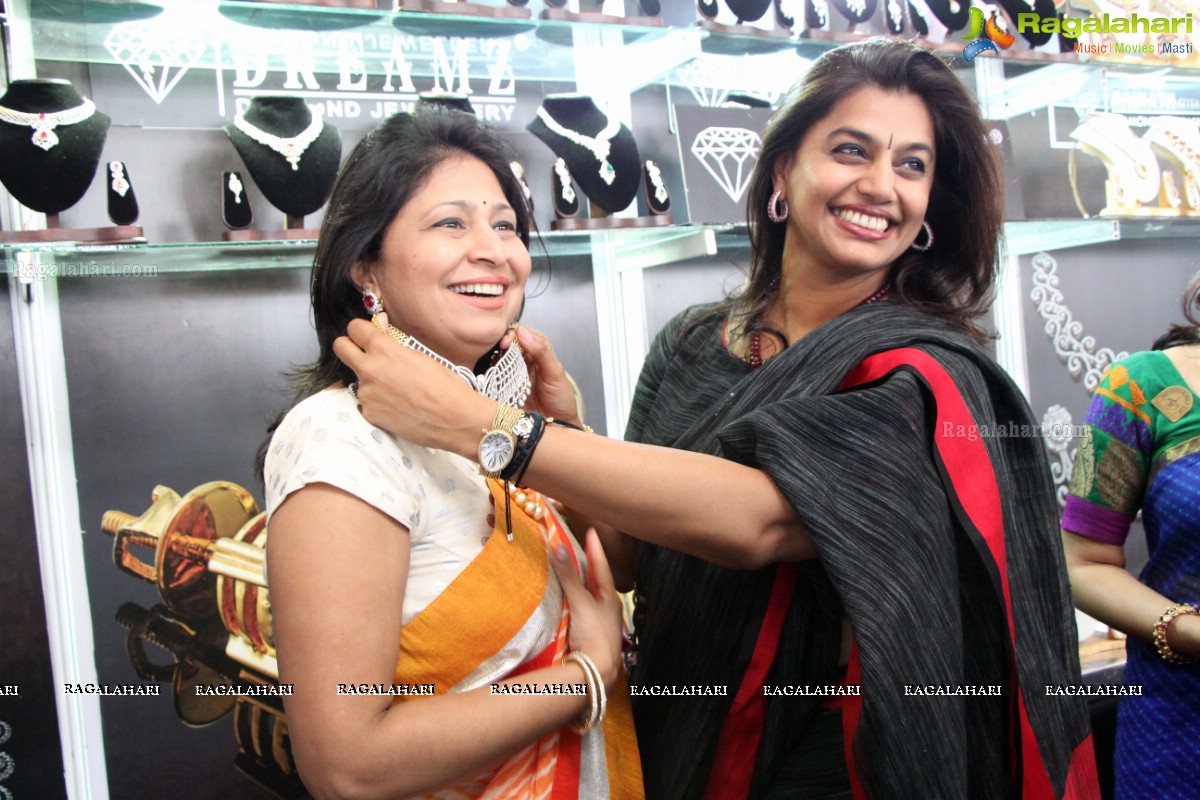 Pinky Reddy inaugurates Deep Mela 2014 - Deepshikha Mahila Club Annual Fund Raising Exhibition