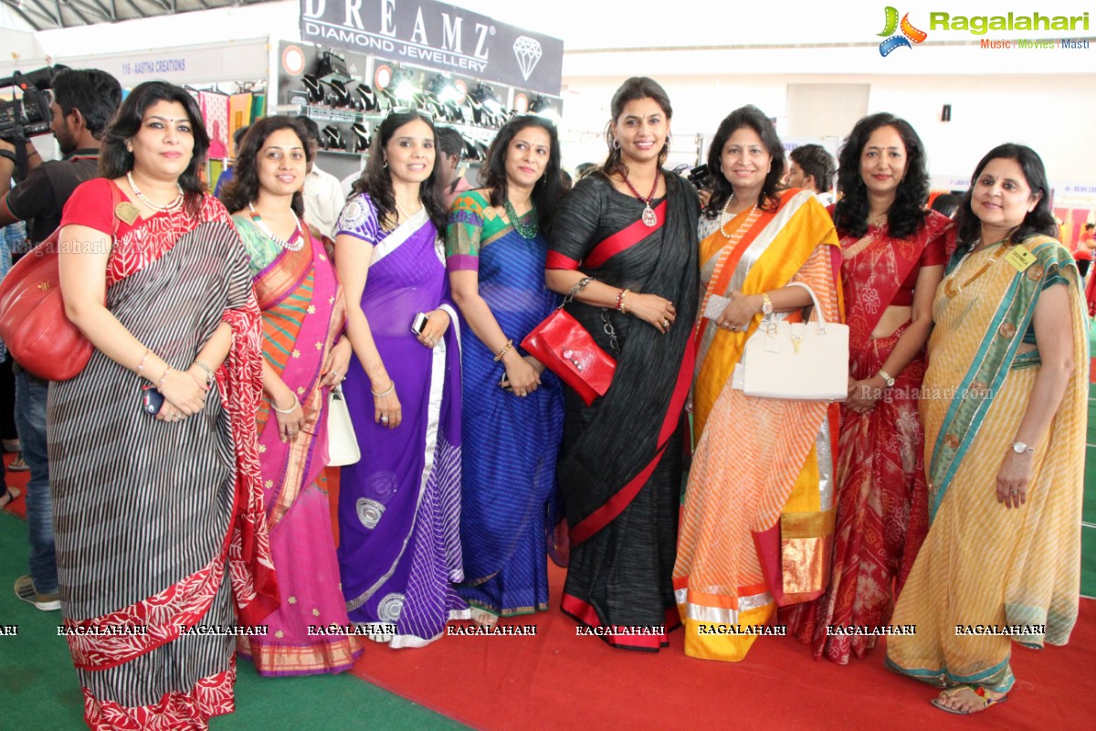 Pinky Reddy inaugurates Deep Mela 2014 - Deepshikha Mahila Club Annual Fund Raising Exhibition