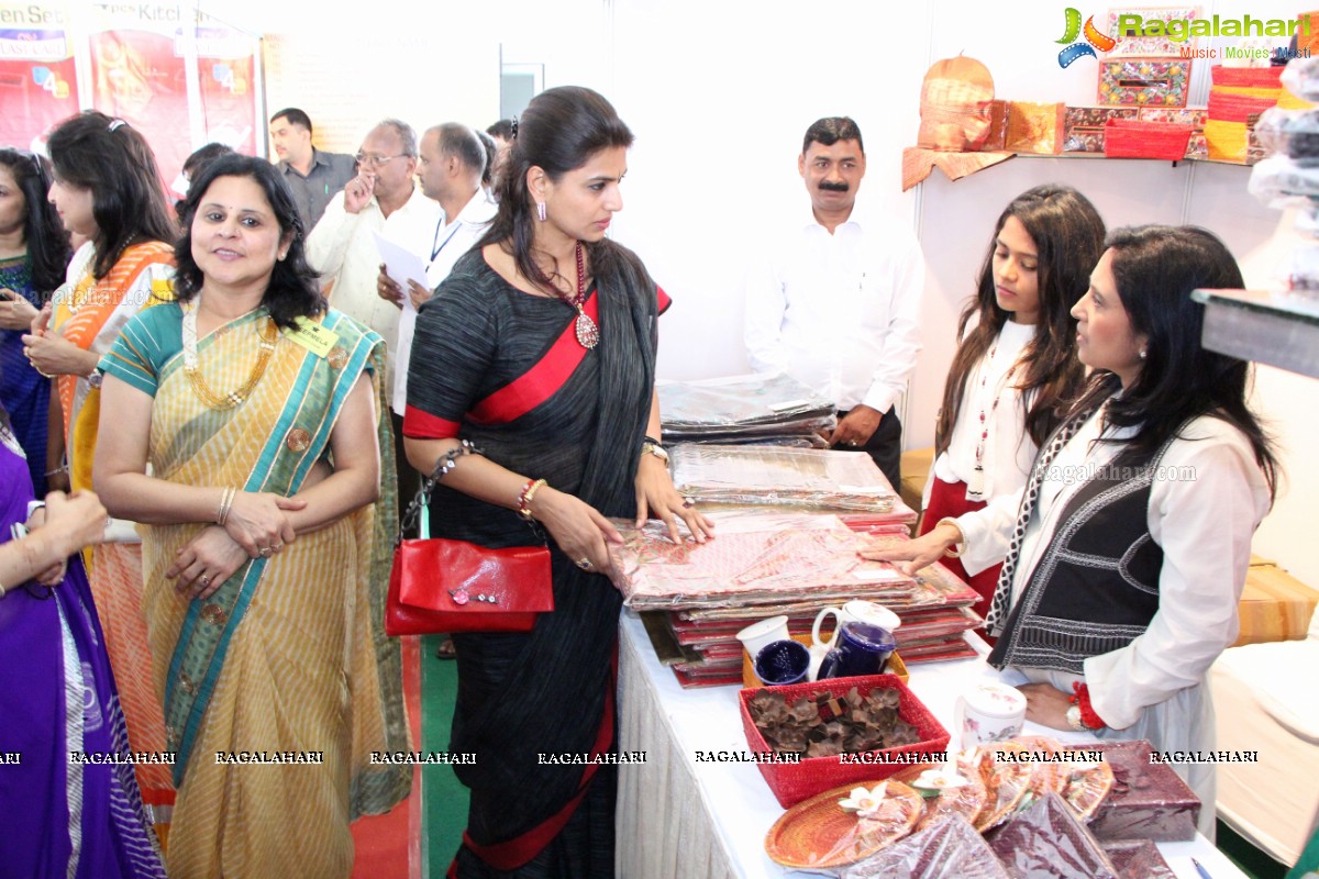 Pinky Reddy inaugurates Deep Mela 2014 - Deepshikha Mahila Club Annual Fund Raising Exhibition