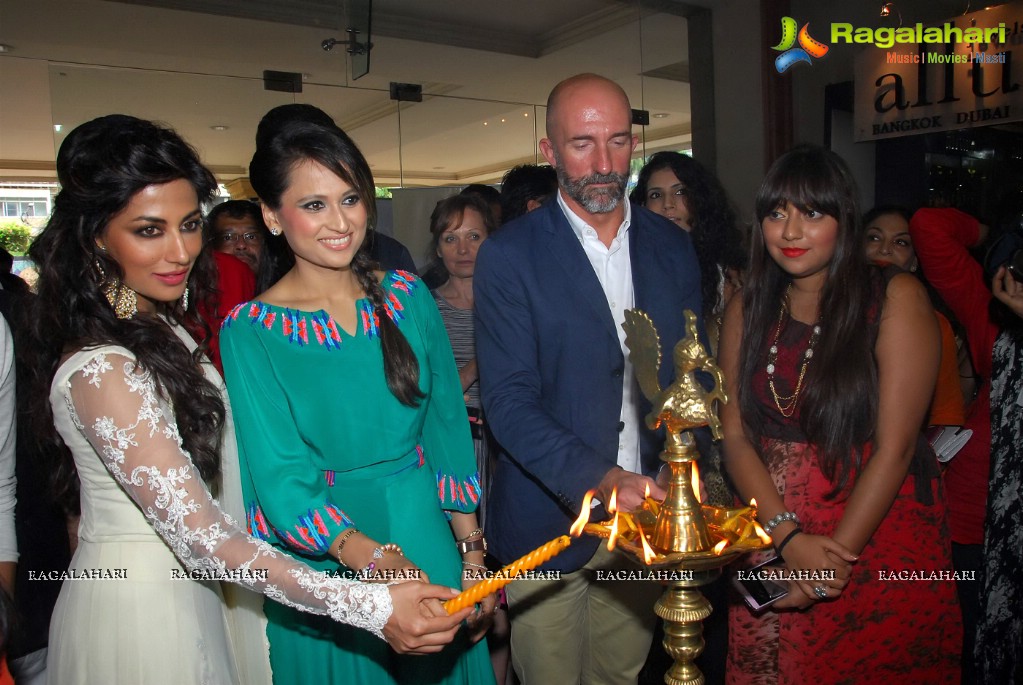 Chitrangada Singh inaugurates Glamour - The High End Jewellery Exhibition in Mumbai