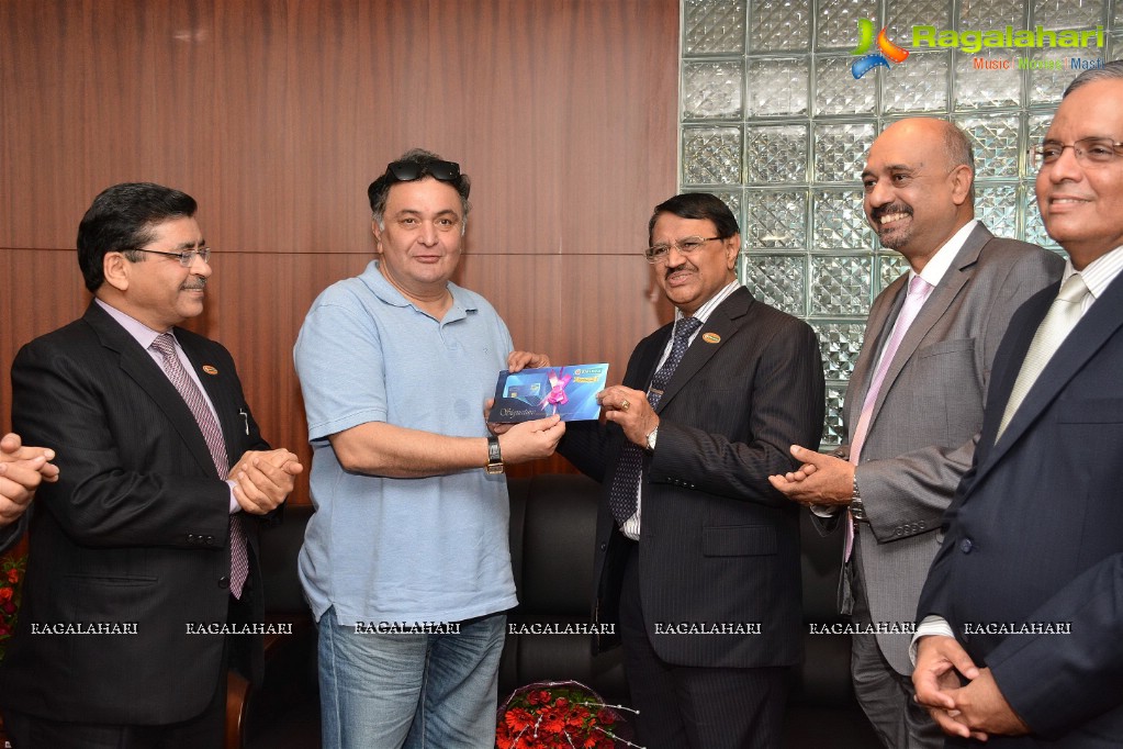 Rishi Kapoor launches IDBI Debit Card in Mumbai