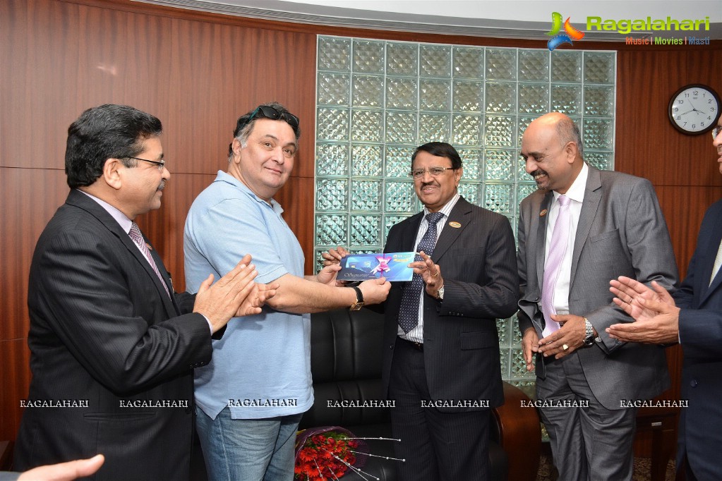 Rishi Kapoor launches IDBI Debit Card in Mumbai