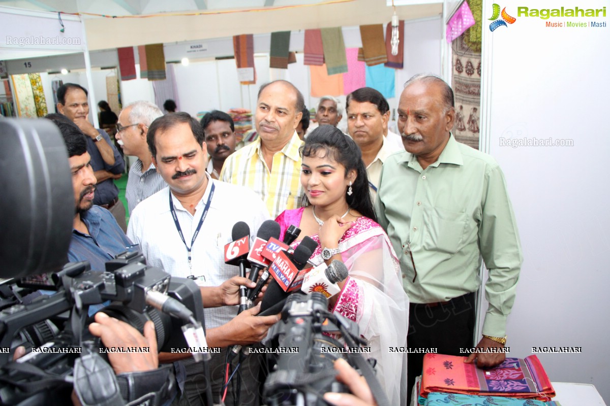 Naveena Jackson inaugurates Lepakshi Cotton/Silk Fab Exhibition/Sale