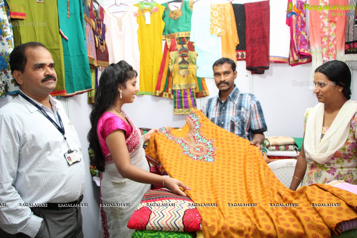 Naveena Jackson inaugurates Lepakshi Cotton/Silk Fab Exhibition/Sale