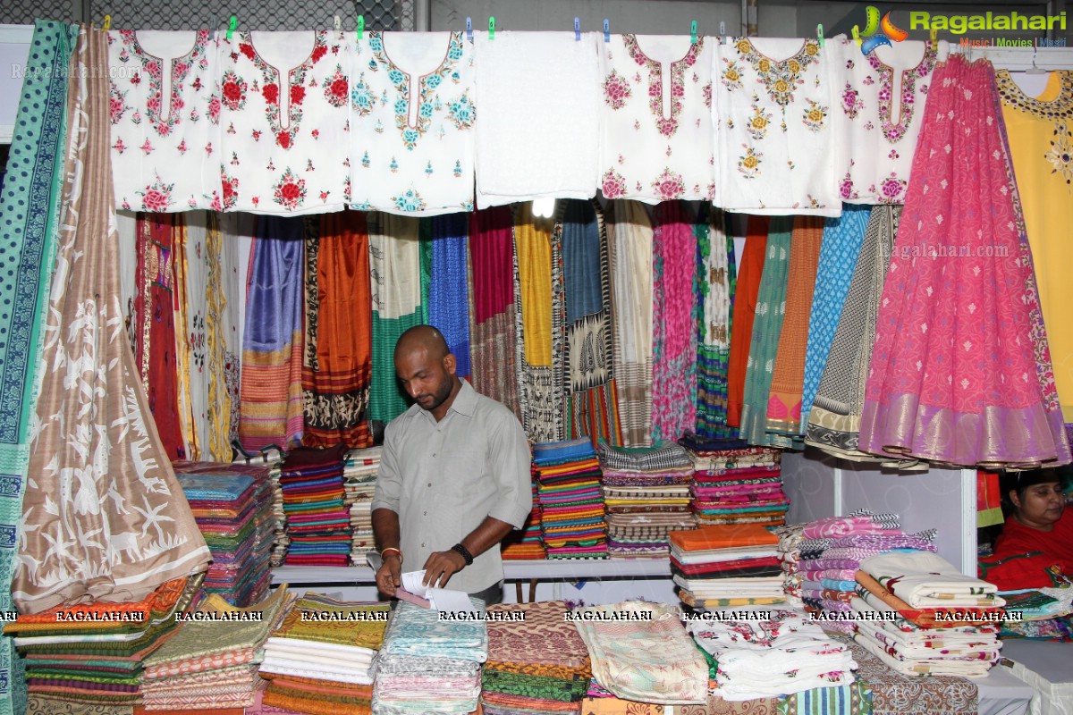 Naveena Jackson inaugurates Lepakshi Cotton/Silk Fab Exhibition/Sale