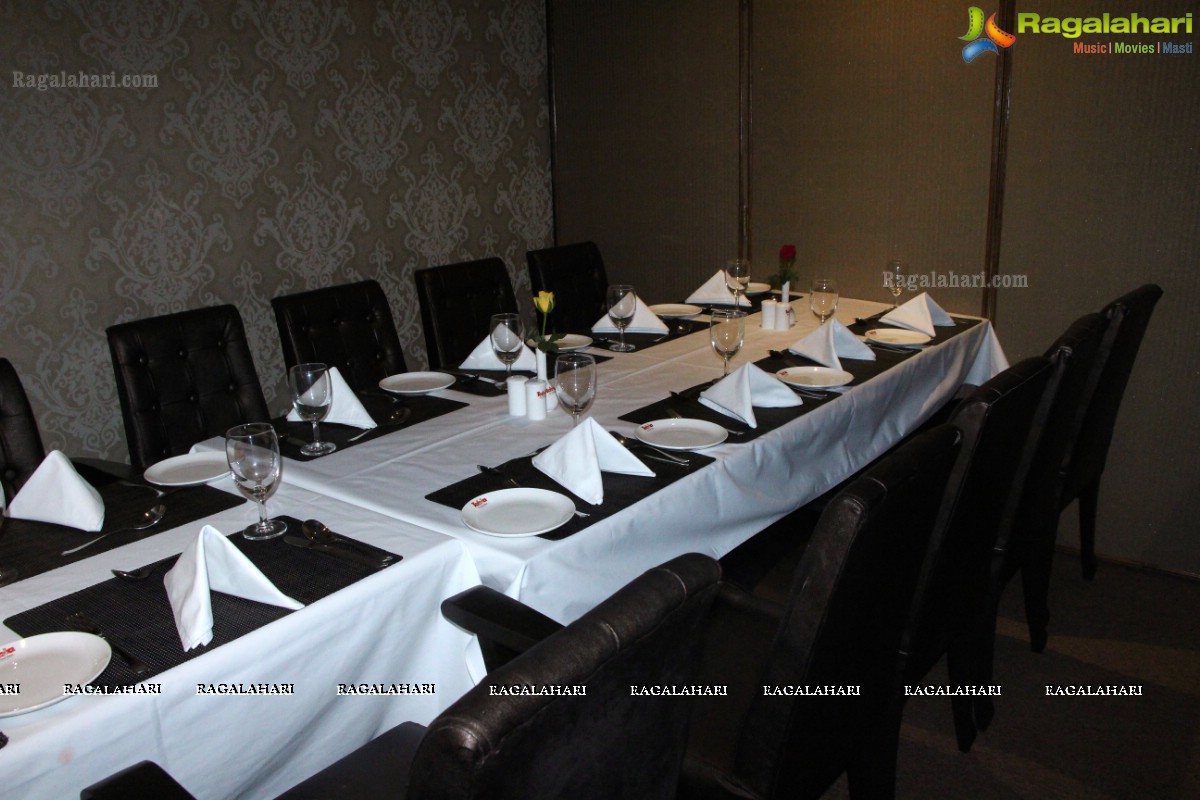Meenakshi Dixit visits Tabla Fine Dining Restaurant, Hyderabad