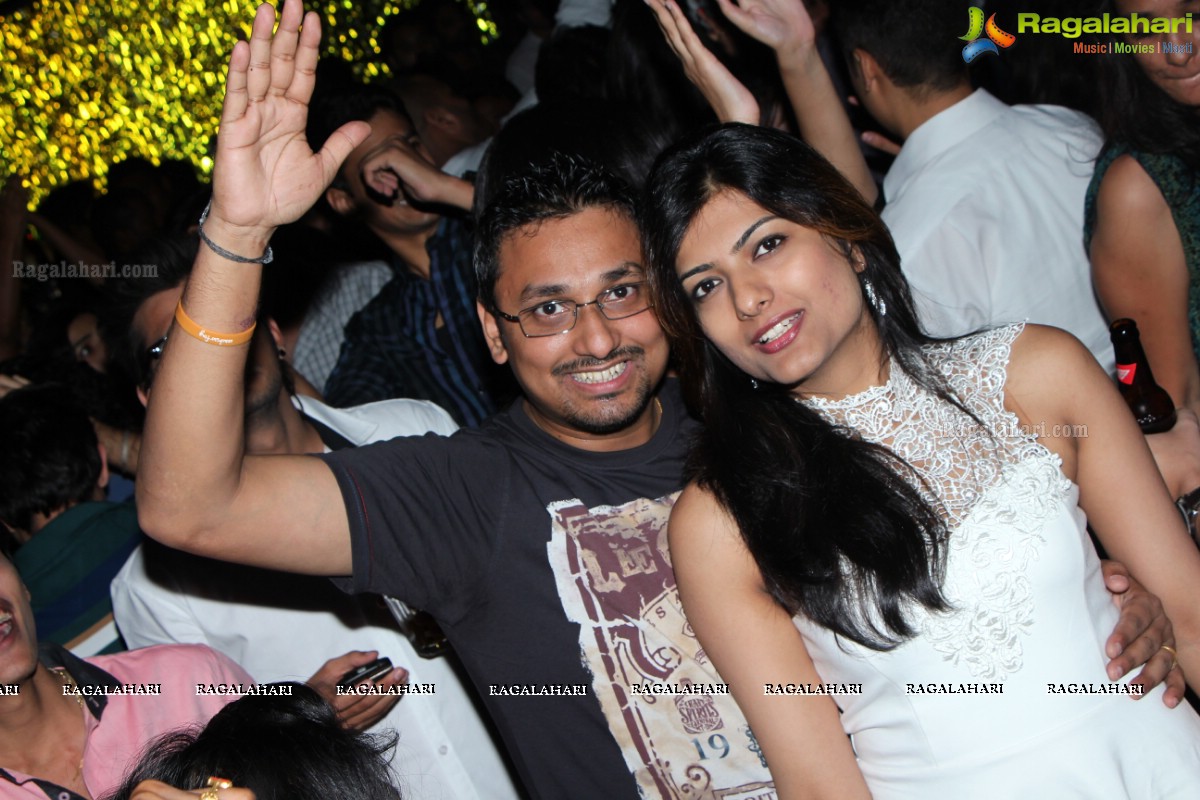 Hate Story 2 Team parties at Kismet Pub, Hyderabad