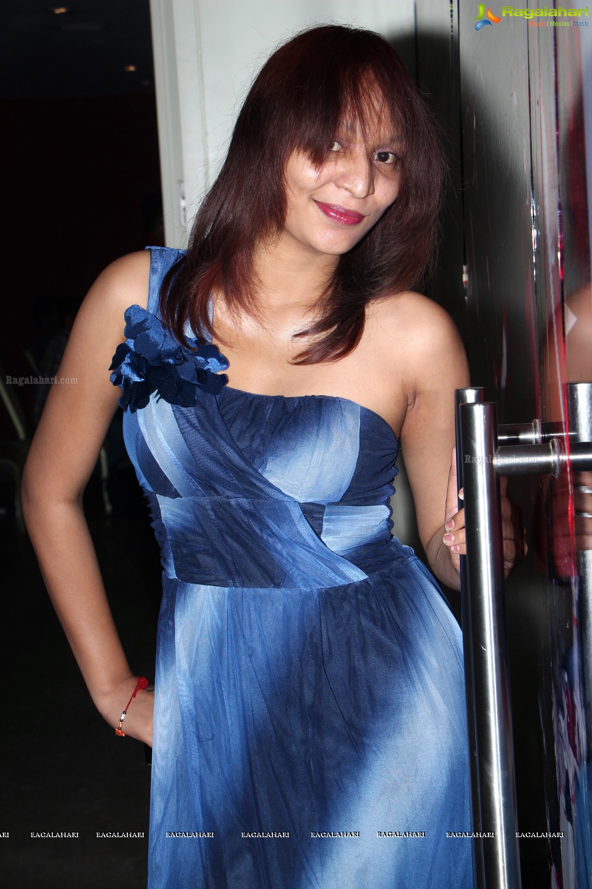 Hate Story 2 Team parties at Kismet Pub, Hyderabad