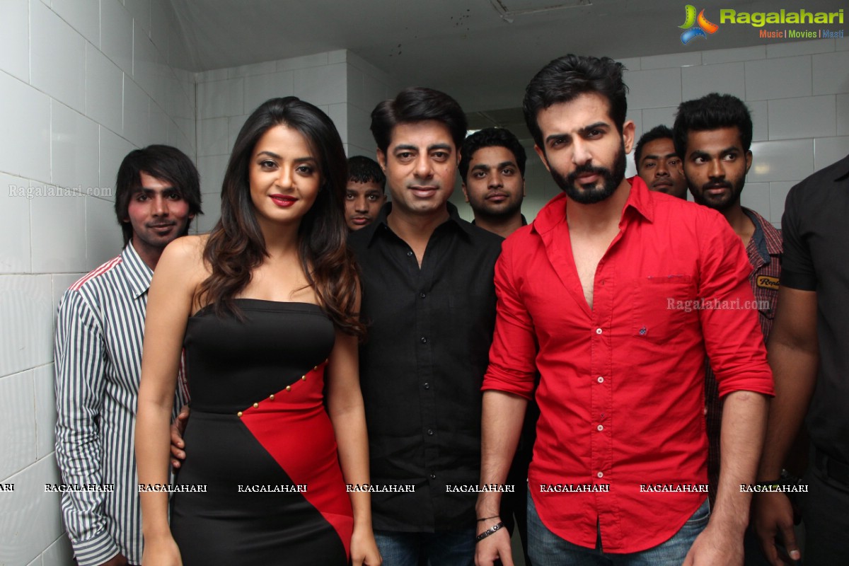 Hate Story 2 Team parties at Kismet Pub, Hyderabad