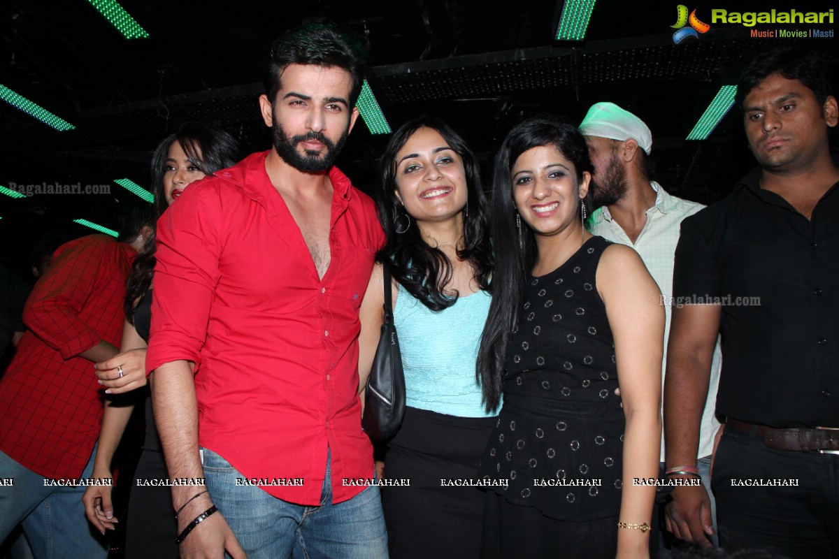 Hate Story 2 Team parties at Kismet Pub, Hyderabad