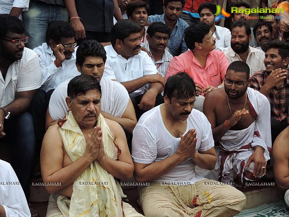 Chiranjeevi, Allu Aravind, Allu Sirish at Pushkaralu