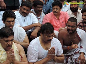 Chiranjeevi, Allu Aravind, Allu Sirish at Pushkaralu