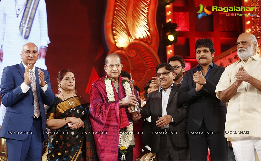 Celebs at CineMAA Awards 2015