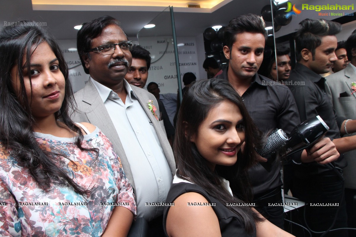 Neha Deshpande inagurates Essensuals by Toni and Guy, Hyderabad