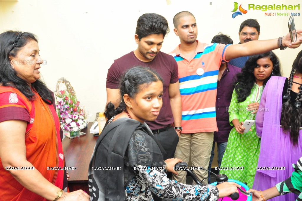 Allu Arjun meets 3 Cancer Children at Make A Wish Foundation, Hyderabad