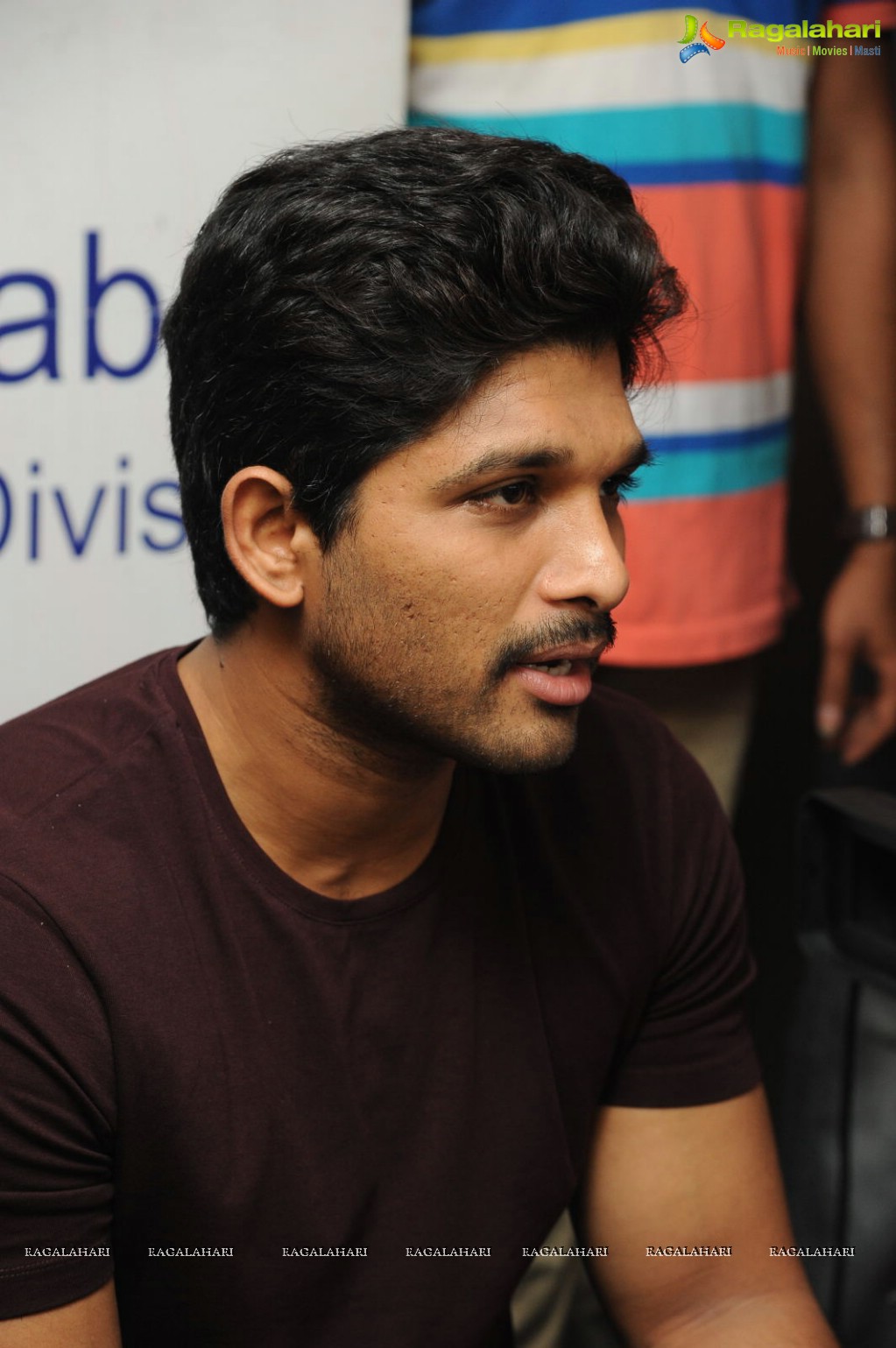 Allu Arjun meets 3 Cancer Children at Make A Wish Foundation, Hyderabad