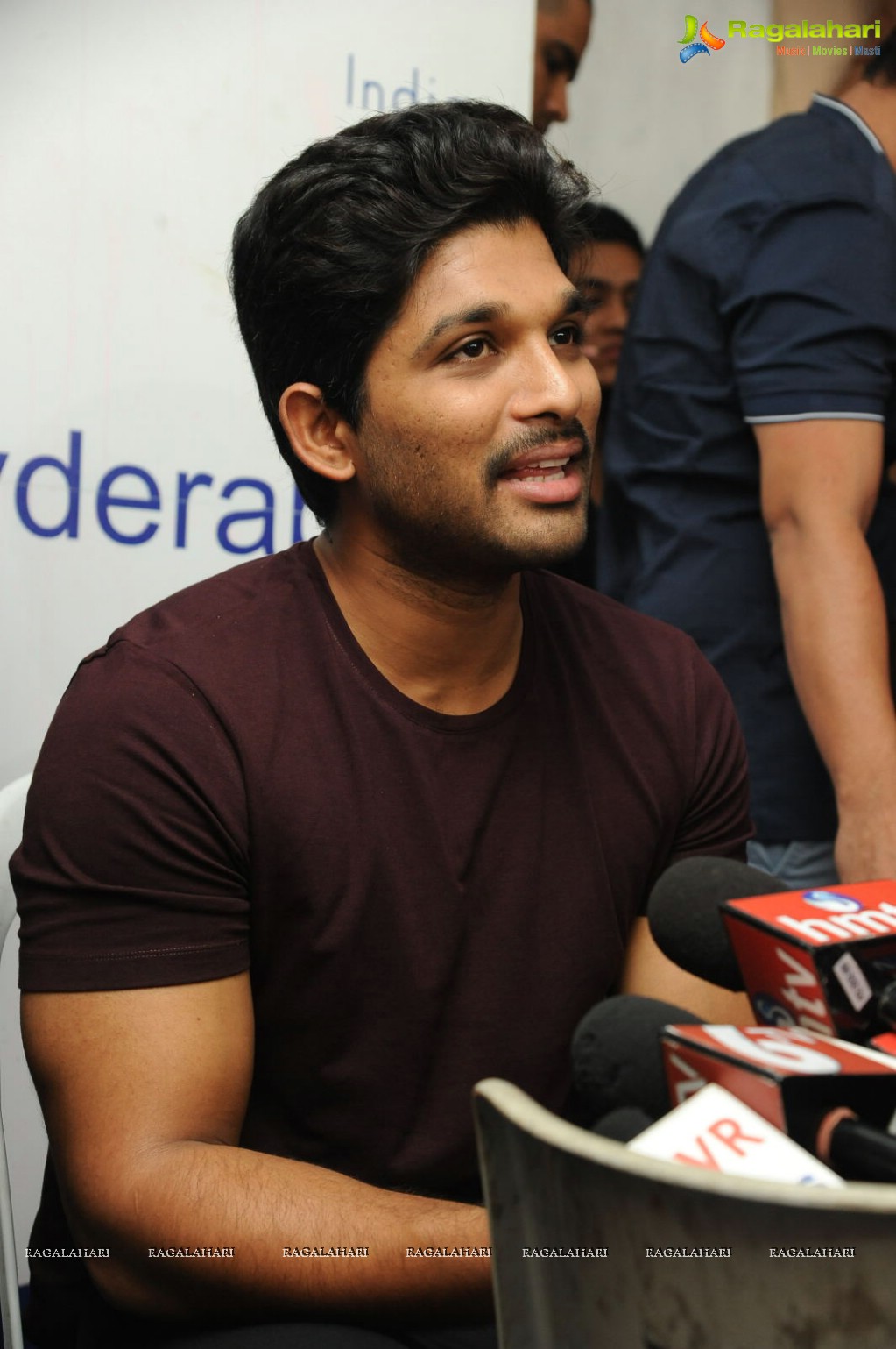 Allu Arjun meets 3 Cancer Children at Make A Wish Foundation, Hyderabad