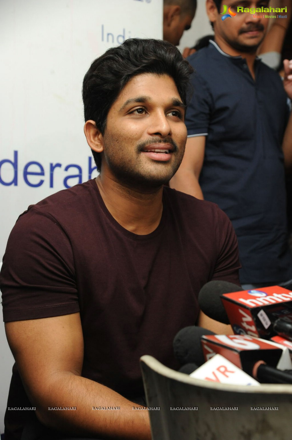 Allu Arjun meets 3 Cancer Children at Make A Wish Foundation, Hyderabad