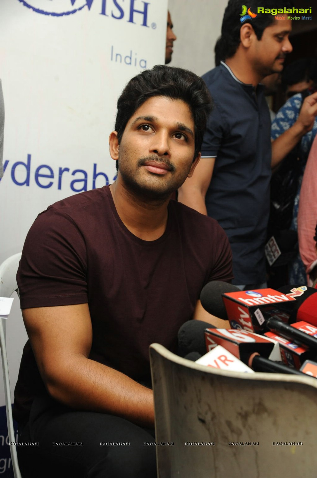 Allu Arjun meets 3 Cancer Children at Make A Wish Foundation, Hyderabad