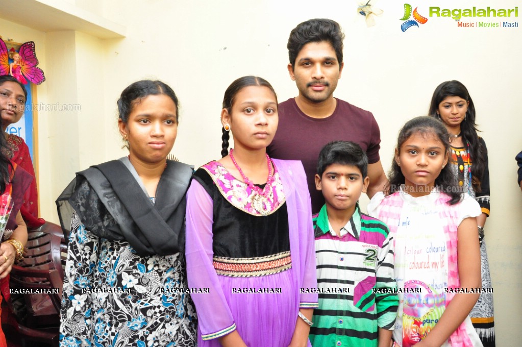 Allu Arjun meets 3 Cancer Children at Make A Wish Foundation, Hyderabad