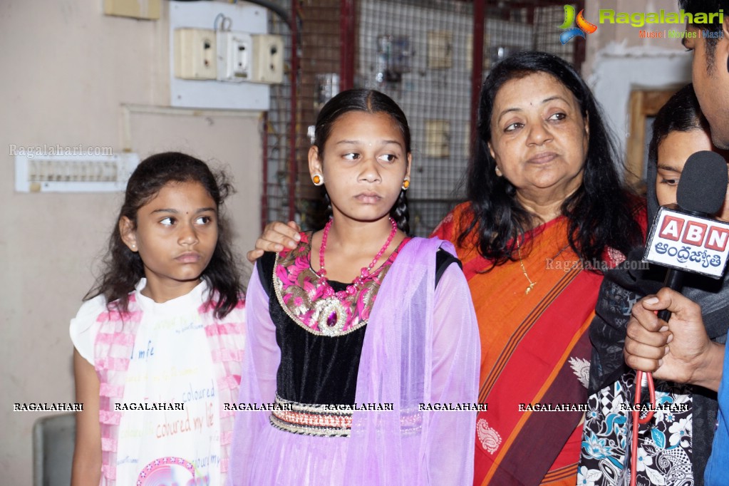 Allu Arjun meets 3 Cancer Children at Make A Wish Foundation, Hyderabad