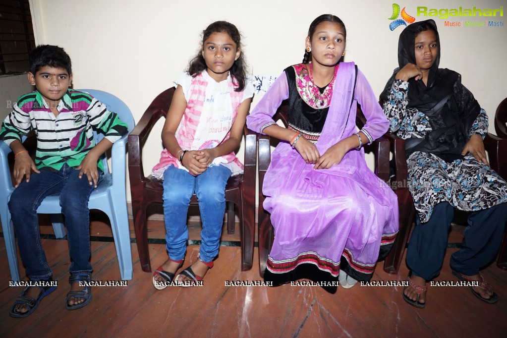 Allu Arjun meets 3 Cancer Children at Make A Wish Foundation, Hyderabad