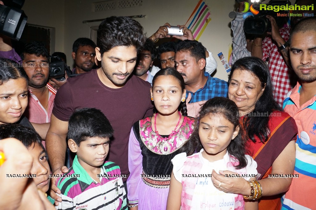 Allu Arjun meets 3 Cancer Children at Make A Wish Foundation, Hyderabad