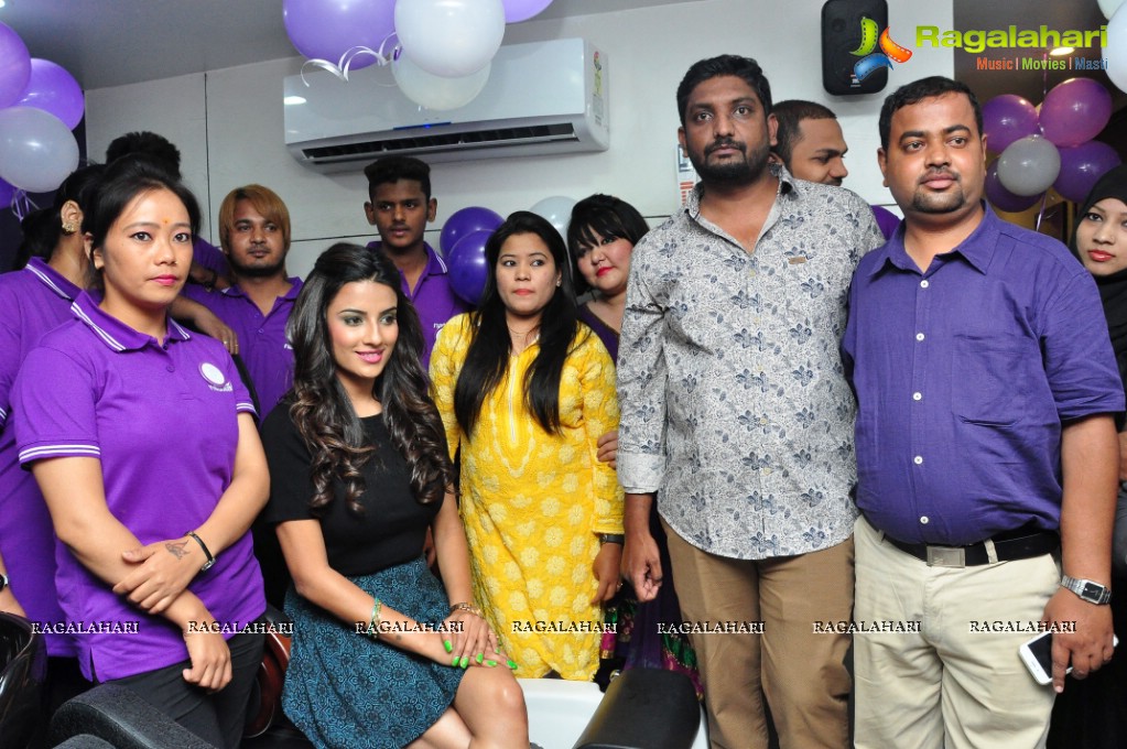 Jyotii Sethi launches Naturals Family Salon at Miyapur, Hyderabad