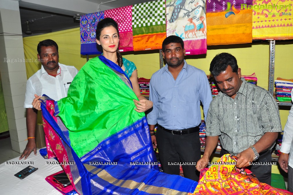 Shilpa Reddy inaugurates Pochampally IKAT Art Mela
