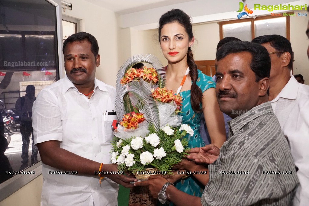 Shilpa Reddy inaugurates Pochampally IKAT Art Mela