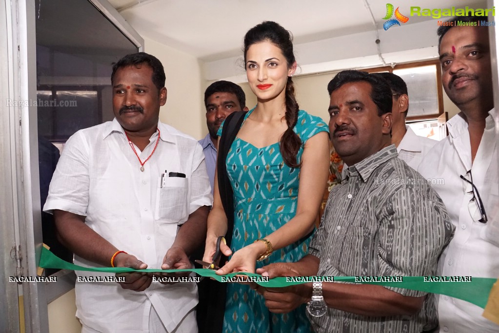 Shilpa Reddy inaugurates Pochampally IKAT Art Mela