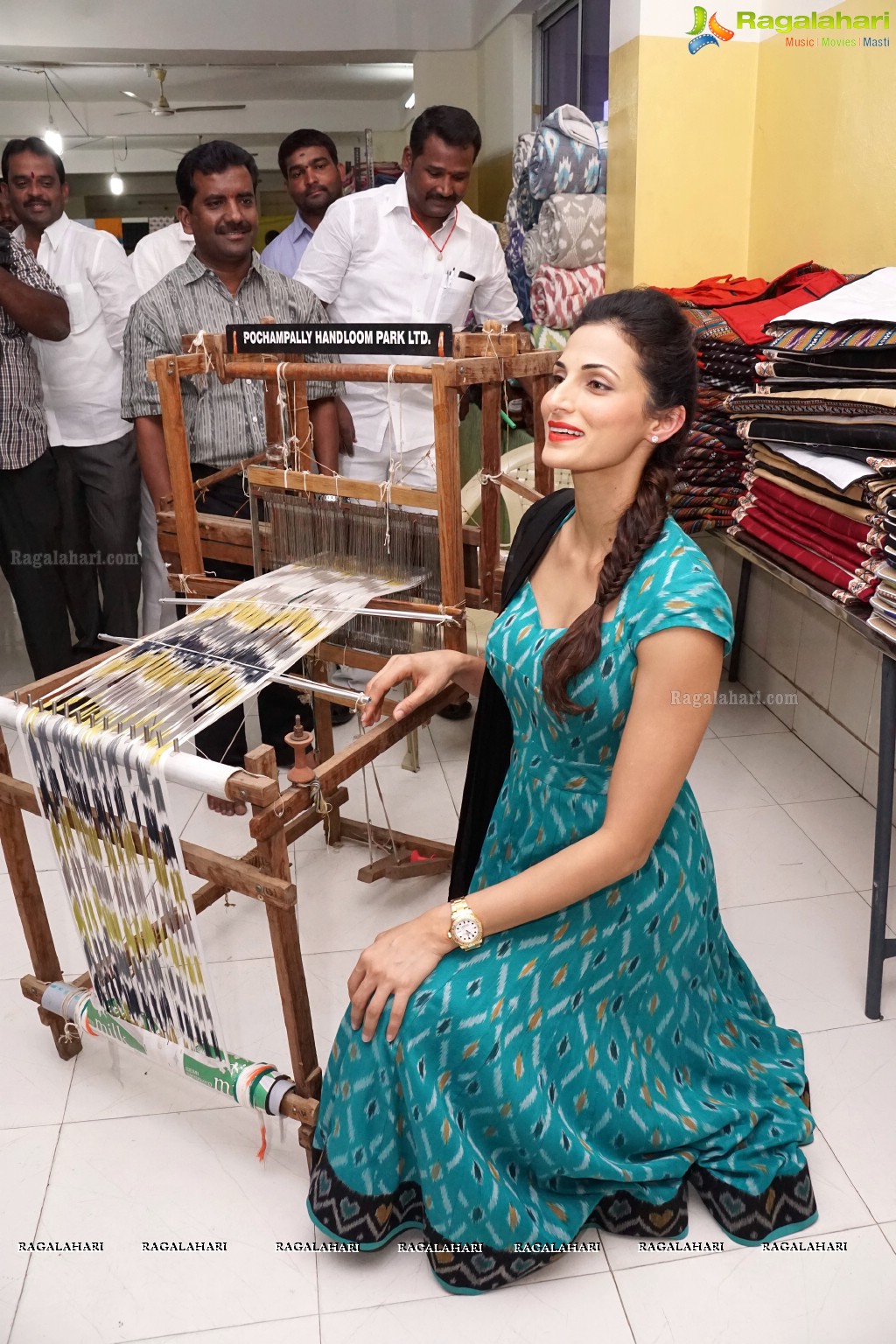 Shilpa Reddy inaugurates Pochampally IKAT Art Mela